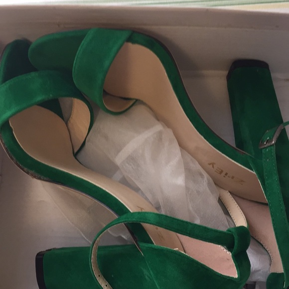 Heels - Picture 3 of 3